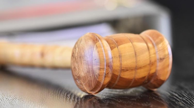 Ein Richterhammer auf einer Richterbank. Foto: Uli Deck/dpa/Symbolbild