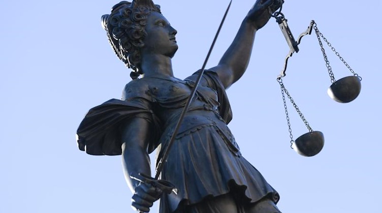 Eine Statue der Justitia steht unter freiem Himmel. Foto: Arne Dedert/dpa/Symbolbild