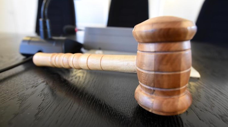 Auf der Richterbank liegt ein Richterhammer aus Holz. Foto: picture alliance / Uli Deck/dpa/Symbolbild