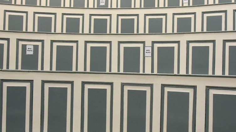 Ein leerer Hörsaal ist zu sehen. Foto: Waltraud Grubitzsch/dpa-Zentralbild/ZB/Symbolbild