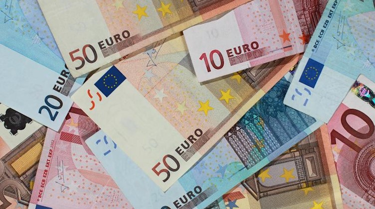 Euro-Banknoten. Foto: Jens Wolf/dpa-Zentralbild/dpa/Symbolbild