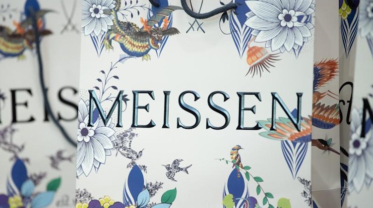 Papiertüten mit dem Schriftzug «Meissen» sind zu sehen. Foto: Sebastian Kahnert/dpa-Zentralbild/dpa/Archivbild