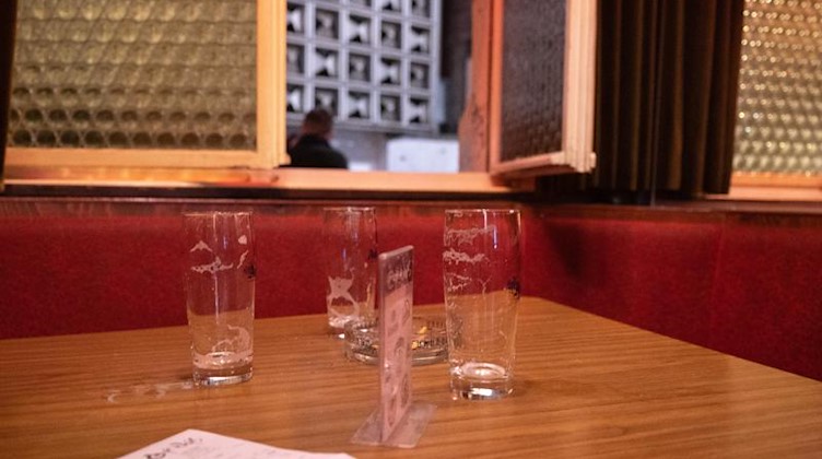 Leere Biergläser stehen auf einem Tisch. Foto: Sebastian Gollnow/dpa/Symbolbild