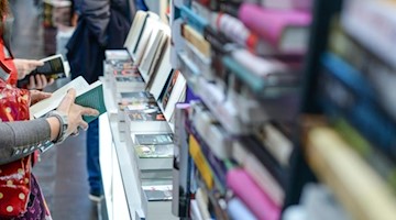 Bücher liegen am Stand eines Buchverlages in den Hallen auf der Leipziger Buchmesse. Foto: Jens Kalaene/dpa-Zentralbild/dpa/Symbolbild
