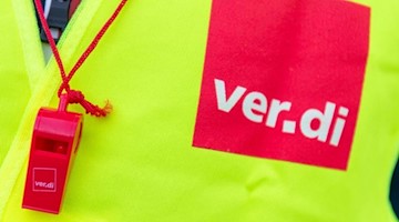 Das Logo der Gerwerkschaft Verdi ist auf einer Weste zu sehen. Foto: Christophe Gateau/dpa/Archivbild