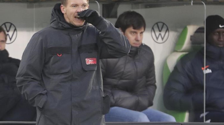 Leipzigs Trainer Julian Nagelsmann (vorne) ruft Anweisungen. Foto: Michael Sohn/AP Pool/dpa