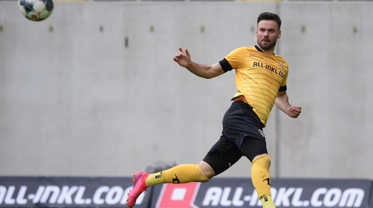 Niklas Kreuzer spielt den Ball. Foto: Robert Michael/dpa-Zentralbild/dpa/Archivbild