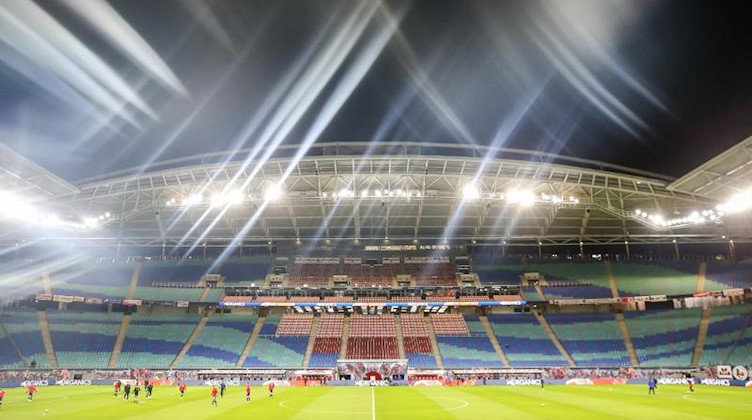 Spieler wärmen sich in der Red Bull Arena auf. Foto: Jan Woitas/dpa-Zentralbild/dpa/Archivbild