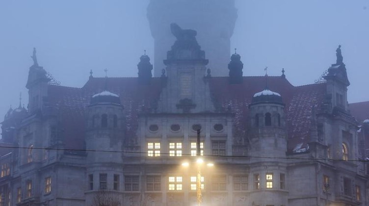 Das Neue Rathaus in Leipzig steht im Nebel. Foto: Jan Woitas/dpa-Zentralbild/dpa/Symbolbild