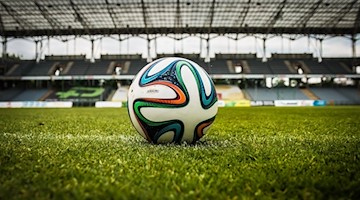 Symbolbild Fußball / pixabay jarmoluk