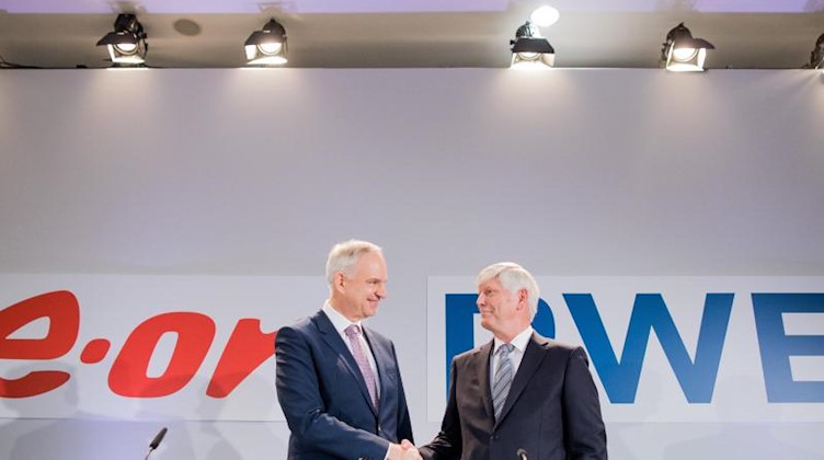 Rolf Schmitz, Vorstandsvorsitzender von RWE, und Johannes Teyssen, Vorstandsvorsitzender von E.ON. Foto: Rolf Vennenbernd/dpa/Archivbild
