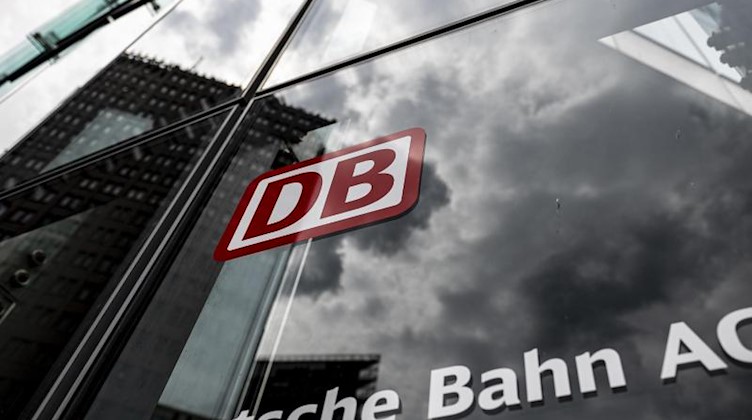 Der Schriftzug mit Logo steht an der Zentrale der Deutschen Bahn. Foto: Fabian Sommer/dpa/Archivbild