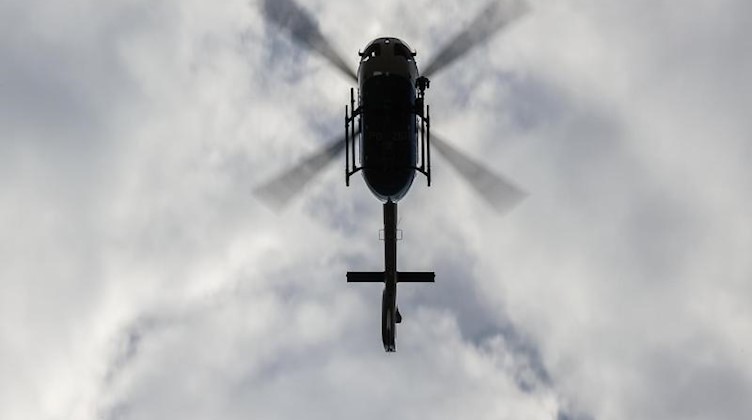 Ein Rettungshubschrauber in der Luft. Foto: Jan Woitas/dpa-Zentralbild/dpa/Archivbild