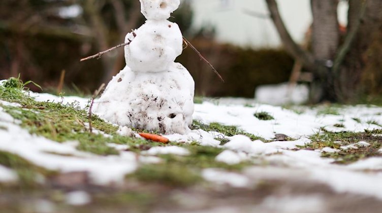 Einem schmelzenden Schneemann ist schon die Mohrrübe aus dem Gesicht gefallen. Foto: Jan Woitas/dpa-Zentralbild/dpa/Archivbild