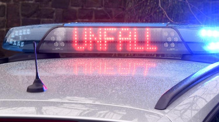 Die Leuchtschrift «Unfall» ist auf dem Dach eines Streifenwagens der Polizei zu sehen. Foto: Carsten Rehder/dpa/Archivbild