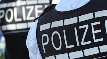 In Polizei-Westen gekleidete Polizisten. Foto: Silas Stein/dpa/Symbolbild