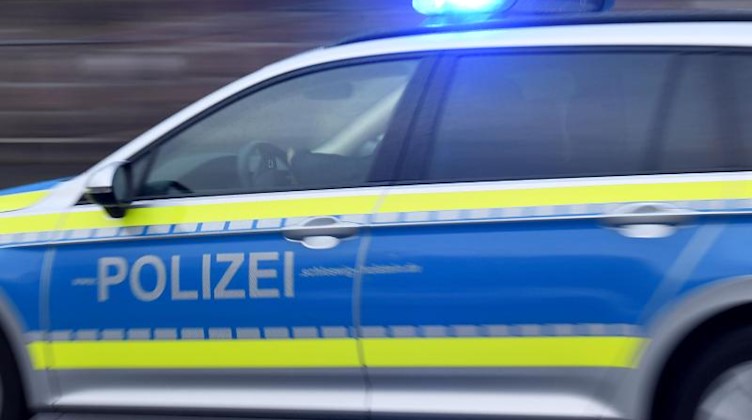 Ein Streifenwagen mit eingeschaltetem Blaulicht fährt über eine Straße. Foto: Carsten Rehder/dpa/Symbolbild
