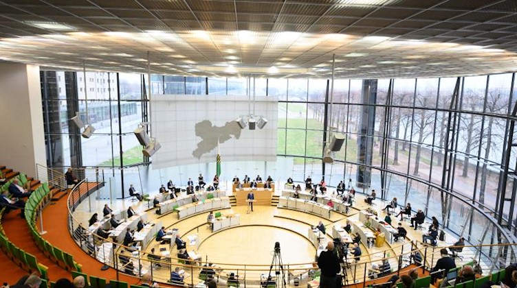 Die Abgeordneten sitzen während der Debatte im Plenum auf ihren Plätzen im Landtag. Foto: Sebastian Kahnert/dpa-Zentralbild/dpa/Archivbild