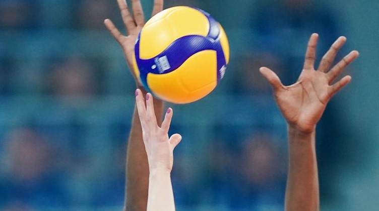 Spielerinnen strecken ihre Arme in Richtung des Spielballs. Foto: Uwe Anspach/dpa/Symbolbild