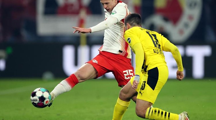 Dani Olmo (l) kämpft um den Ball. Foto: Jan Woitas/dpa/Archivbild