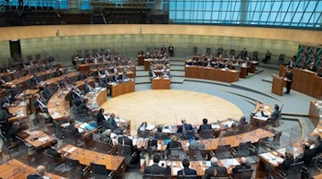 Blick in den Plenarsaal des Landtags von Nordrhein-Westfalen. Foto: Federico Gambarini/dpa