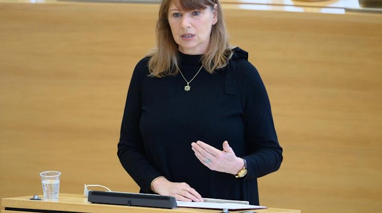 Petra Köpping (SPD), Sozialministerin von Sachsen, spricht im Landtag. Foto: Sebastian Kahnert/dpa-Zentralbild/dpa