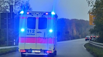 Mit Blaulicht ist ein Rettungswagen im Einsatz. Foto: Patrick Pleul/dpa-Zentralbild/ZB/Archivbild
