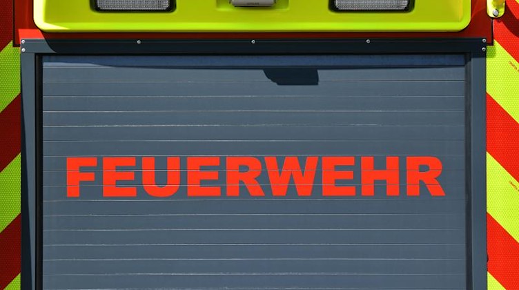Der Schriftzug «Feuerwehr» ist auf einem Einsatzfahrzeug angebracht. Foto: Martin Schutt/dpa-Zentralbild/dpa/Archivbild