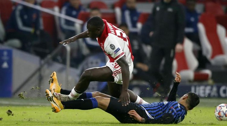 Brian Brobbey (l) von Ajax Amsterdam kämpft um den Ball. Foto: Peter Dejong/AP/dpa/Archivbild