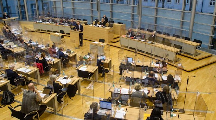 Abgeordnete des Landtages von Sachsen-Anhalt sitzen im Plenarsaal an ihren Plätzen. Foto: Klaus-Dietmar Gabbert/dpa-Zentralbild/dpa