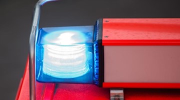 Ein Blaulicht leuchtet an einem Feuerwehrwagen. Foto: picture alliance / Daniel Bockwoldt/dpa