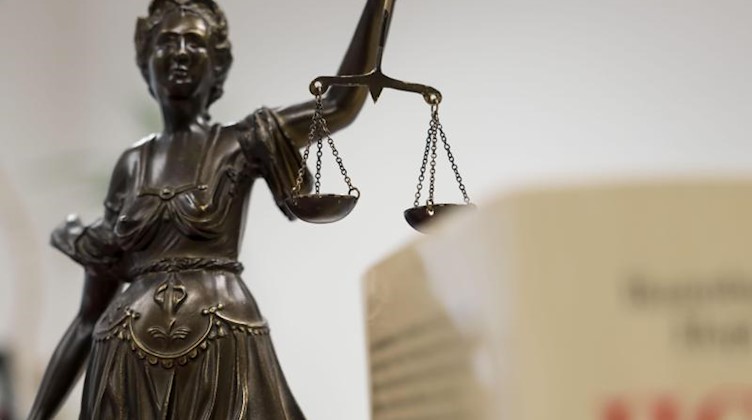 Eine Statue der Justitia hält eine Waage in ihrer Hand. Foto: picture alliance / Peter Steffen/dpa/Symbolbild