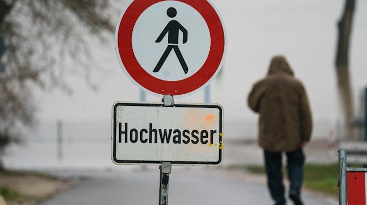 Ein Schild weist auf Hochwasser hin. Foto: Andreas Arnold/dpa/Symbolbild