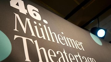 Auf der kleinen Bühne, auf der die Vorstellung der für den Mülheimer Dramatikerpreis nominierten Stücke stattfinden soll. Foto: Roland Weihrauch/dpa