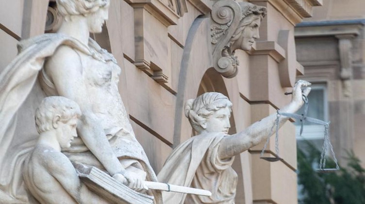 Vor einem Gerichtsgebäude steht u.a. eine Statue der Justitia. Foto: Stefan Puchner/dpa/Symbolbild