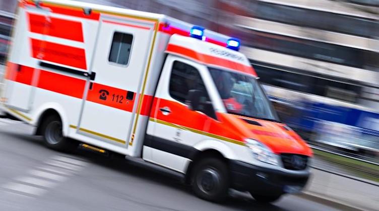 Ein Rettungswagen mit der Aufschrift 112 fährt mit Blaulicht durch die Stadt. Foto: Nicolas Armer/dpa/Symbolbild