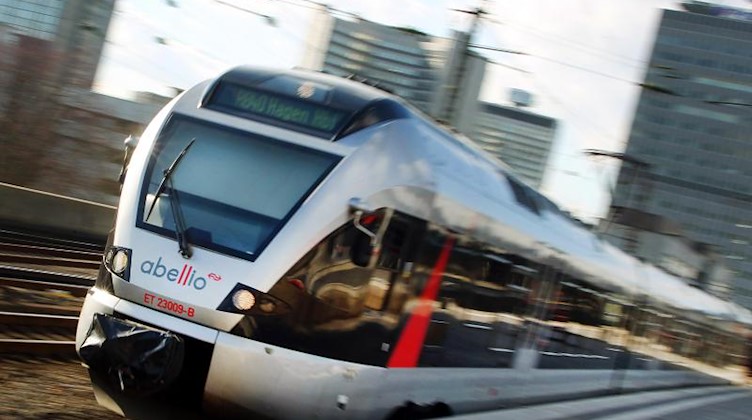 Ein Zug der Privatbahn Abellio fährt aus einem Bahnhof. Foto: picture alliance / dpa/Symbolbild