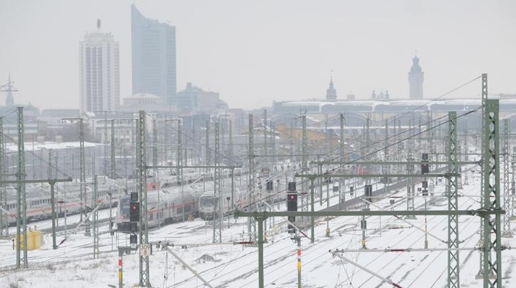 Blick auf verschneite Gleise vor dem Leipziger Hauptbahnhof. Foto: Sebastian Willnow/dpa-Zentralbild/dpa