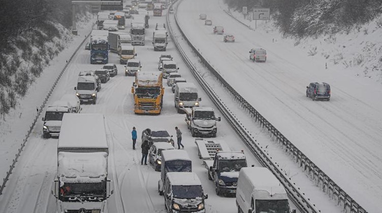 Autos und LKWs stehen auf der Autobahn 4 in Richtung Frankfurt bei Dresden durch Schneefall im Stau. Foto: Robert Michael/dpa-Zentralbild/dpa