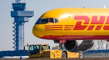 Ein DHL-Frachtflugzeug landet auf dem Flughafen Leipzig/Halle. Foto: Hendrik Schmidt/dpa-Zentralbild/dpa