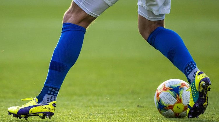 Ein Fußballspieler ist am Ball. Foto: Jens Büttner/dpa-Zentralbild/ZB/Symbolbild