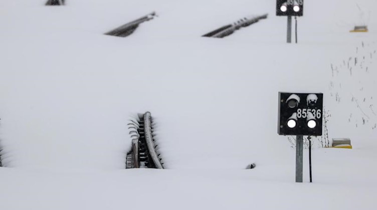 Nur die elektrisch beheizten Weichen schauen aus der Schneedecke. Foto: Jan Woitas/dpa-Zentralbild/dpa
