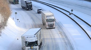 Langsam rollt der Verkehr auf einer Autobahn. Foto: Friso Gentsch/dpa