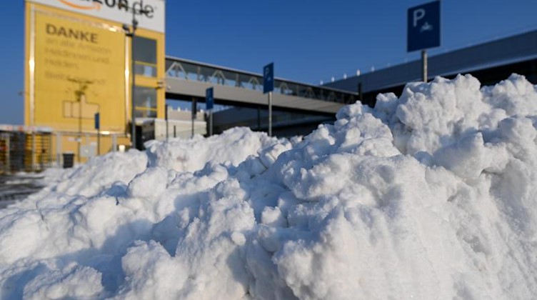 Schneeberge liegen auf dem Parkplatz vor dem Amazon Logistiklager in Leipzig. Foto: Hendrik Schmidt/dpa-Zentralbild/dpa