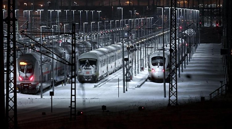 Züge stehen auf den verschneiten Gleisen im Vorfeld des Hauptbahnhofes Leipzig. Foto: Hendrik Schmidt/dpa-Zentralbild/dpa/Archivbild