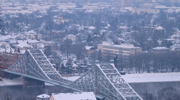 Mit Schnee bedeckt ist die Dresdner Elbbrücke «Blaues Wunder». Foto: Sebastian Kahnert/dpa-Zentralbild/dpa