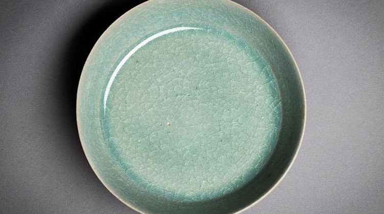 Eine seltene Ru-Keramik aus China. Foto: Paul Kuchel pykado/Staatliche Kunstsammlungen Dresden /dpa/Handout