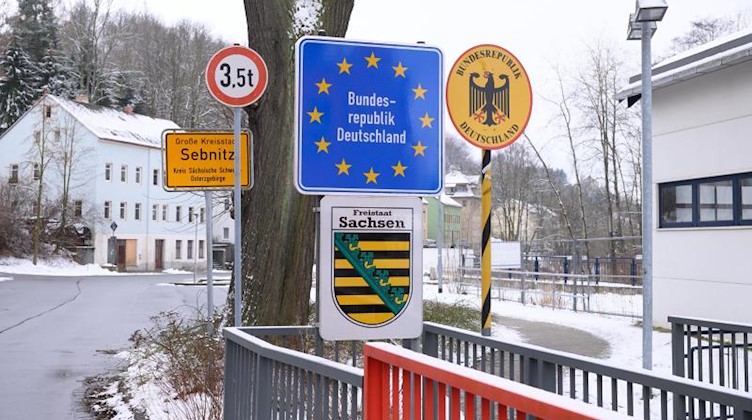 Kein Verkehr herrscht an der deutsch-tschechischen Grenze. Foto: Sebastian Kahnert/dpa-Zentralbild/dpa/Symbolbild