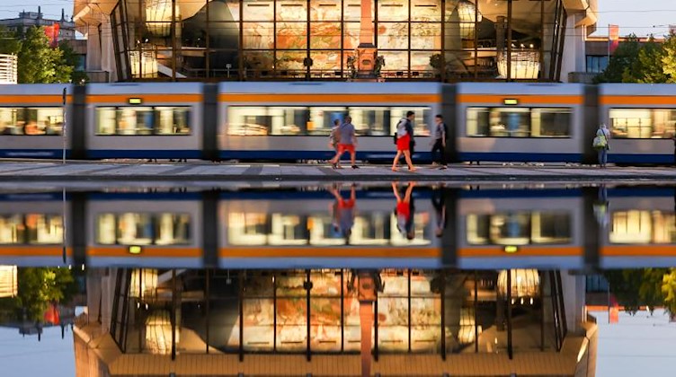 Eine Straßenbahn fährt über den Augustplatz vor dem Gewandhaus zu Leipzig. Foto: Jan Woitas/dpa-Zentralbild/dpa/Archivbild