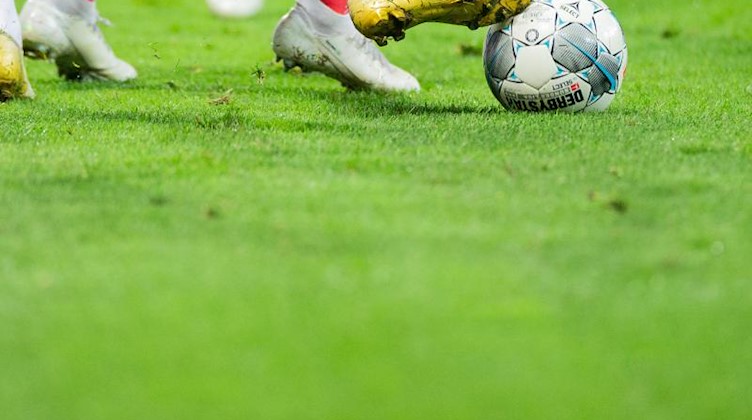 Spieler versuchen an den Ball zu kommen. Foto: Rolf Vennenbernd/dpa/Symbolbild